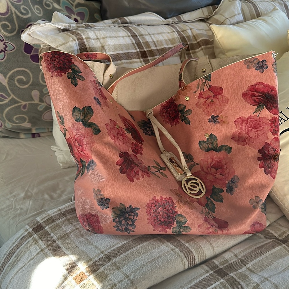 Lg BeBe tote beautiful floral